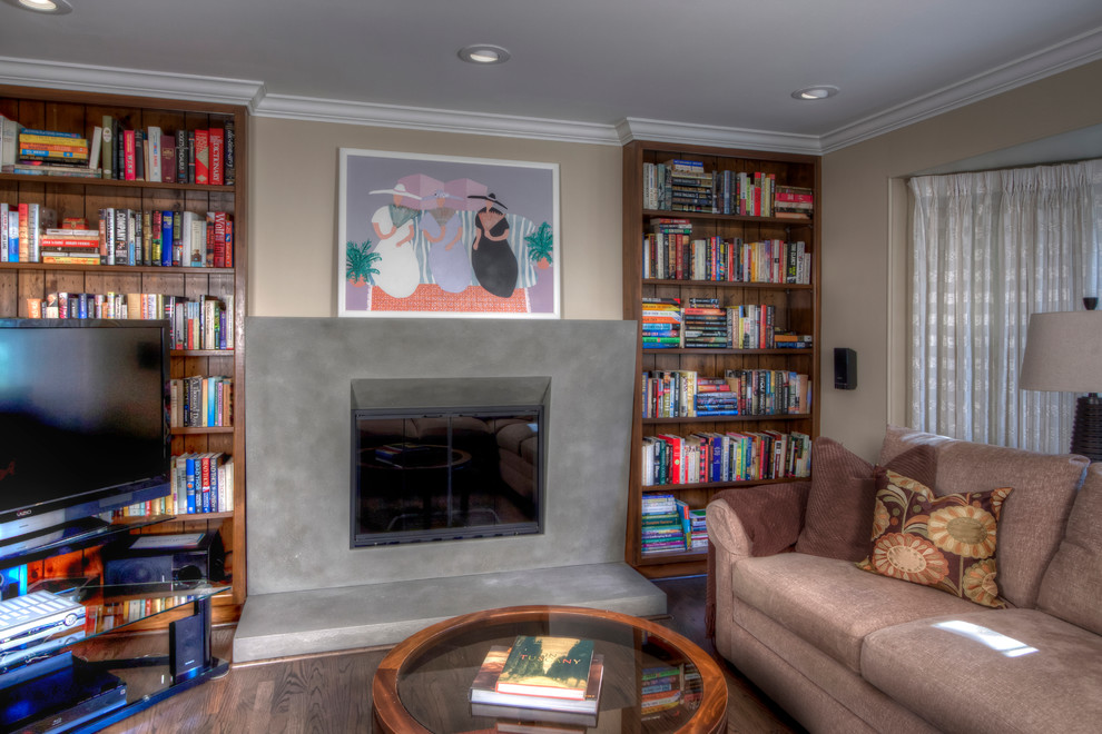 Foto de sala de estar minimalista con paredes beige, suelo de madera en tonos medios, todas las chimeneas y marco de chimenea de hormigón