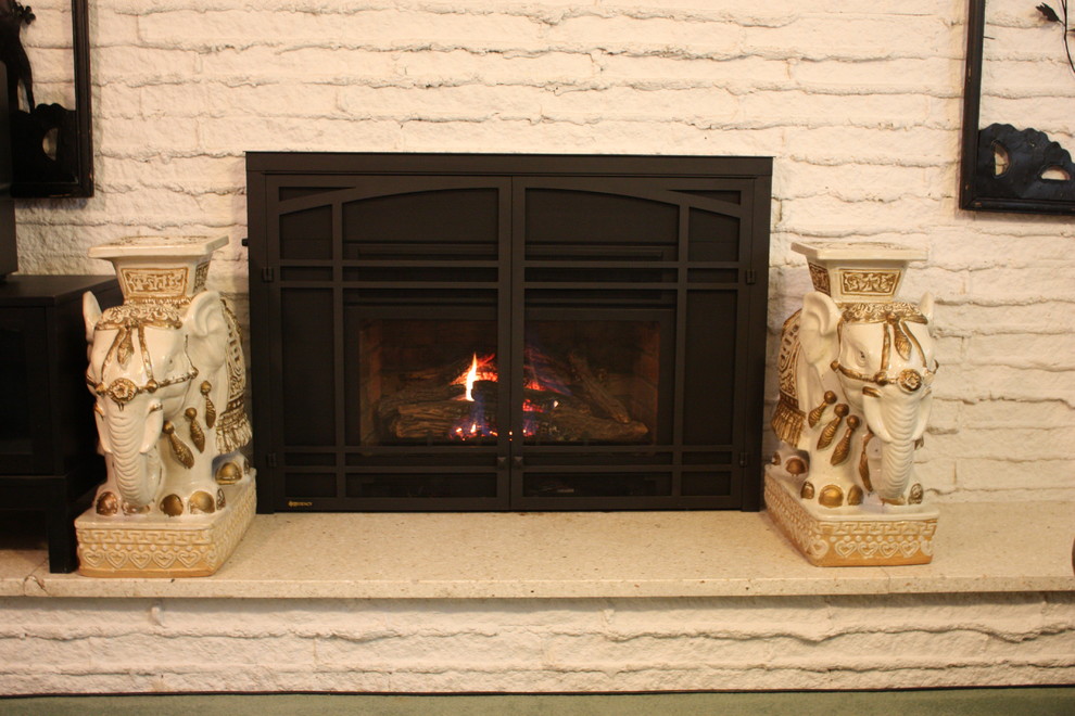 ソルトレイクシティにあるトラディショナルスタイルのおしゃれなファミリールーム (標準型暖炉、レンガの暖炉まわり) の写真