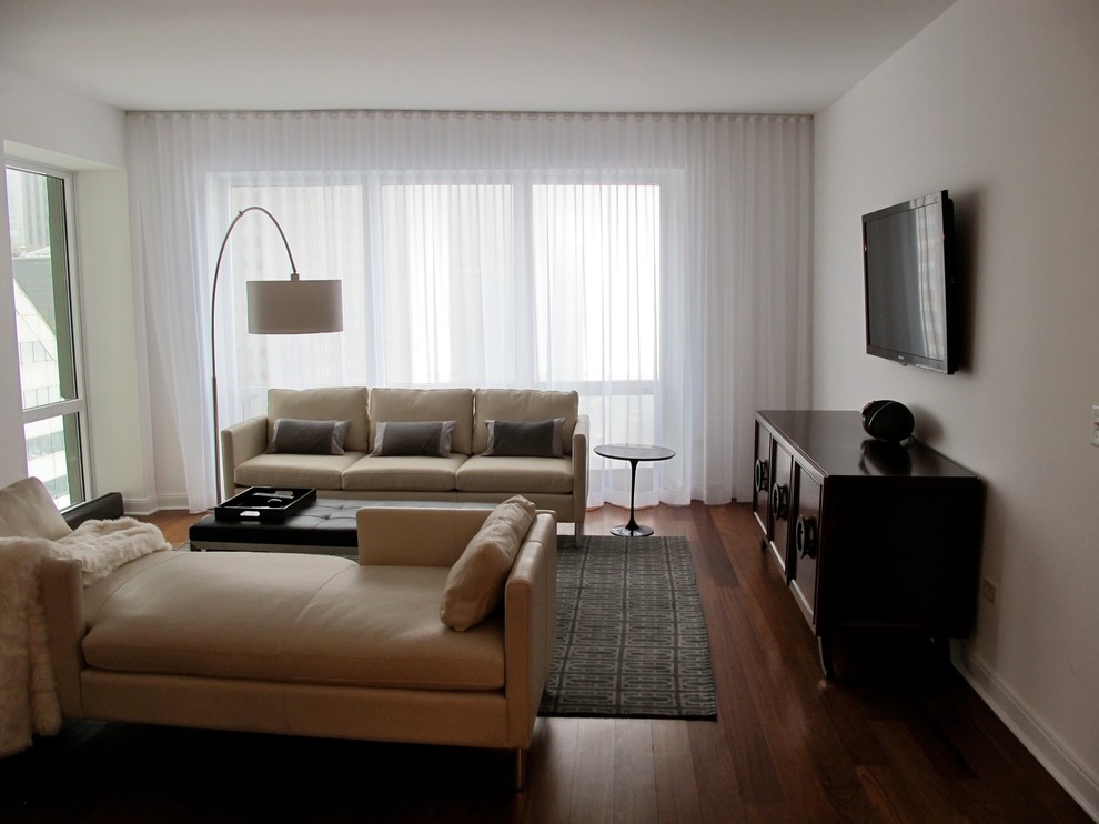 Diseño de sala de estar cerrada vintage pequeña sin chimenea con paredes blancas, suelo de madera en tonos medios y televisor colgado en la pared