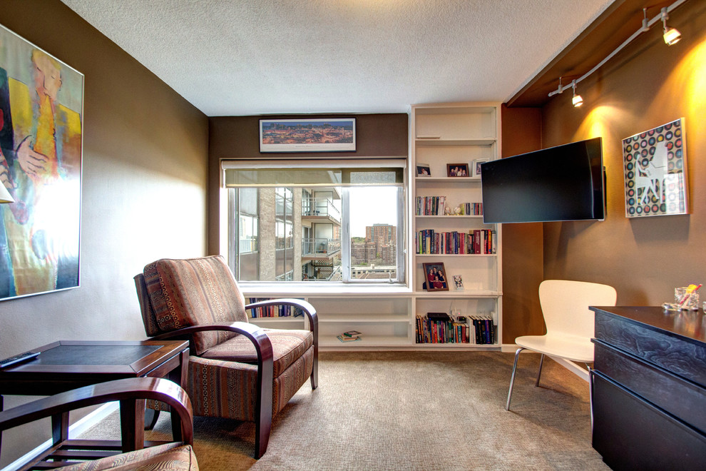 Foto di un soggiorno classico di medie dimensioni e chiuso con libreria, pareti marroni, moquette e TV a parete