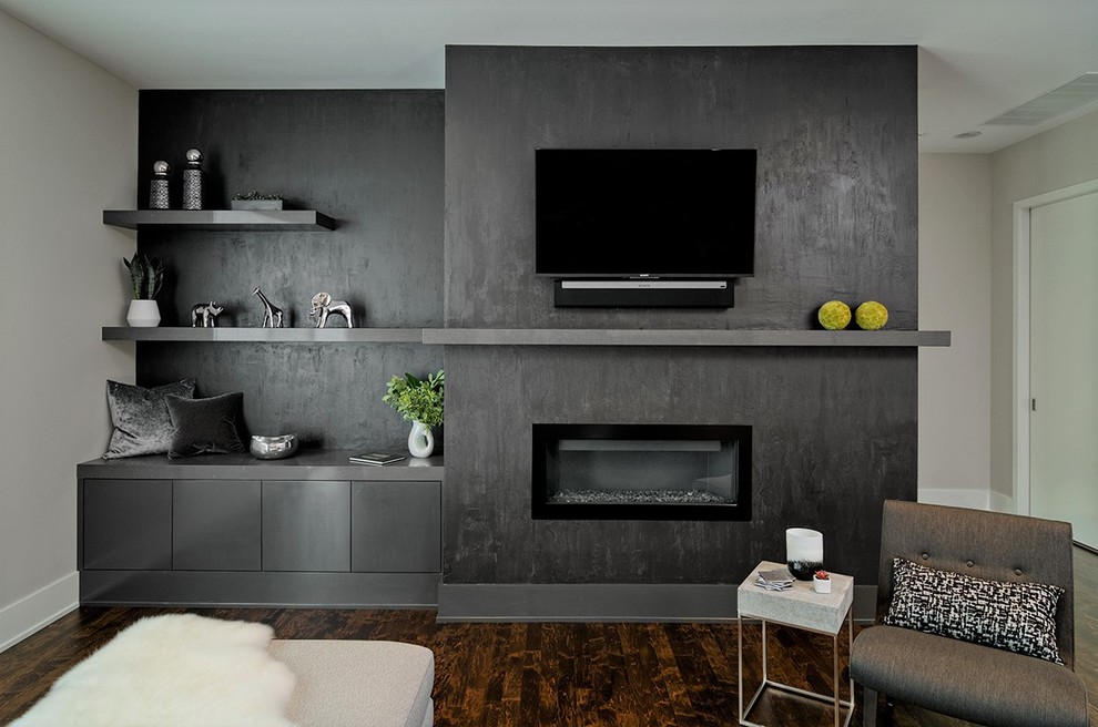 Пример оригинального дизайна: открытая гостиная комната среднего размера в современном стиле с темным паркетным полом, коричневым полом, горизонтальным камином, телевизором на стене, серыми стенами и акцентной стеной