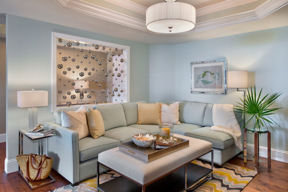 Свежая идея для дизайна: открытая гостиная комната среднего размера в морском стиле с синими стенами и паркетным полом среднего тона - отличное фото интерьера