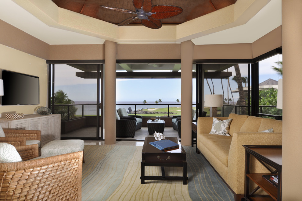 Mittelgroßes, Offenes Wohnzimmer ohne Kamin mit beiger Wandfarbe, TV-Wand und beigem Boden in Hawaii