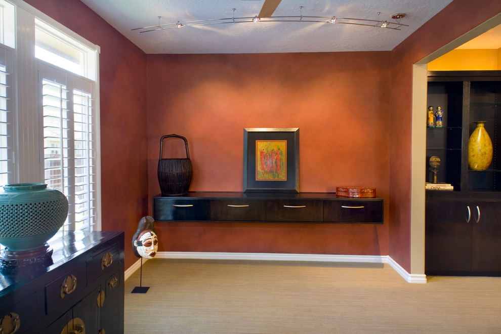 Свежая идея для дизайна: открытая гостиная комната среднего размера в современном стиле с оранжевыми стенами, ковровым покрытием, стандартным камином и фасадом камина из металла - отличное фото интерьера