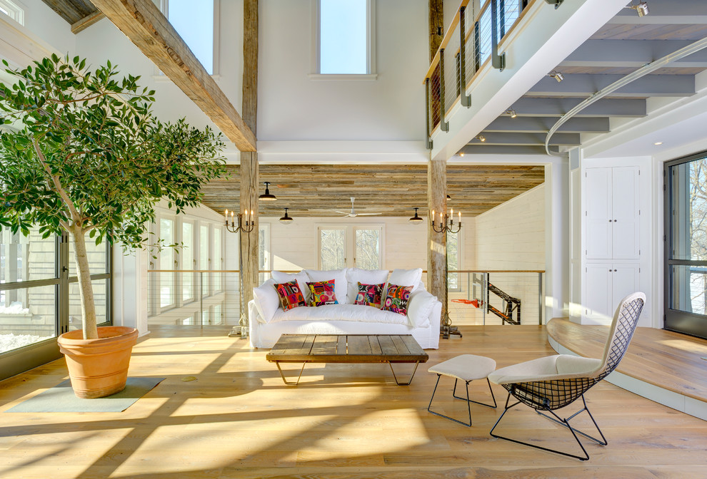Offenes Landhaus Wohnzimmer ohne Kamin mit braunem Holzboden in Bridgeport