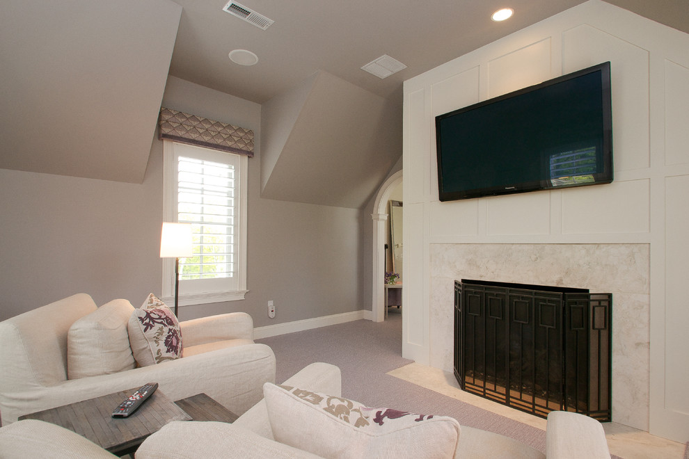 На фото: изолированная гостиная комната среднего размера в современном стиле с бежевыми стенами, ковровым покрытием, стандартным камином и телевизором на стене с