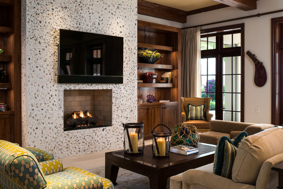 Источник вдохновения для домашнего уюта: гостиная комната в стиле неоклассика (современная классика) с белыми стенами, стандартным камином, телевизором на стене и фасадом камина из бетона
