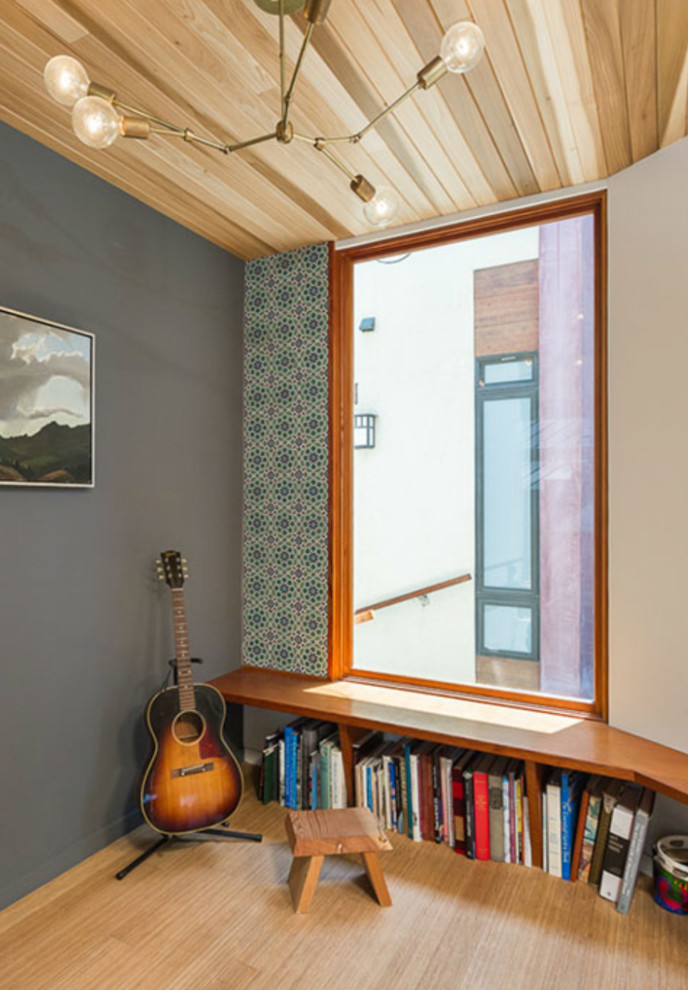 Foto di un piccolo soggiorno chiuso con pareti bianche, pavimento in bambù, nessun camino, parete attrezzata e pavimento beige