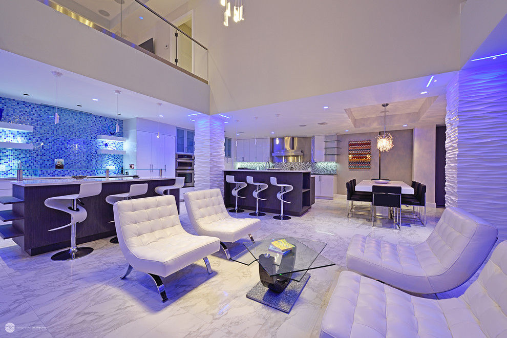 Пример оригинального дизайна: большая открытая гостиная комната в современном стиле с домашним баром, белыми стенами, мраморным полом, горизонтальным камином, фасадом камина из плитки и телевизором на стене