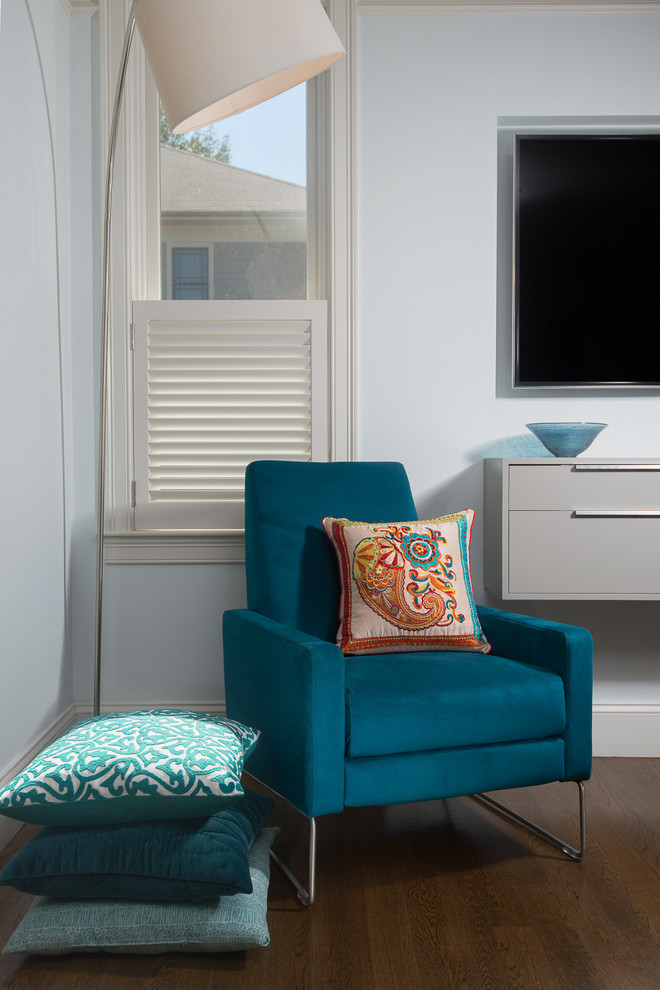 На фото: большая открытая гостиная комната в современном стиле с синими стенами, паркетным полом среднего тона и телевизором на стене с