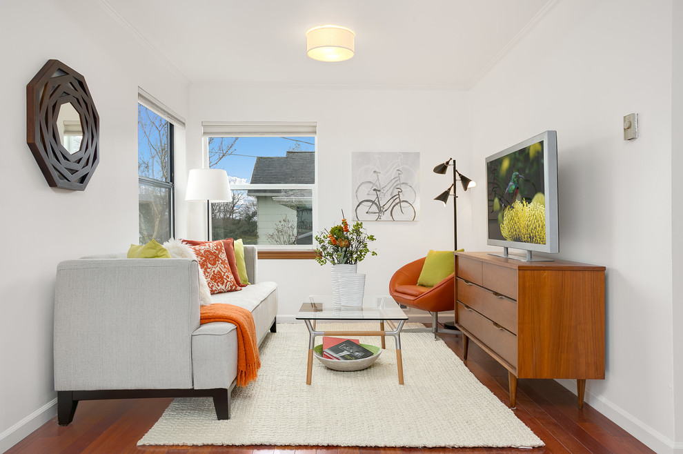 Foto de sala de estar abierta actual pequeña con suelo de madera oscura, televisor independiente, suelo marrón y paredes blancas