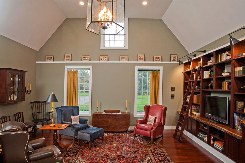 Modelo de sala de estar tradicional con paredes beige, suelo de madera oscura y pared multimedia