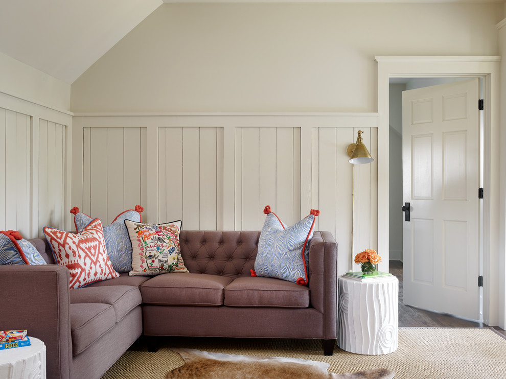 Abgetrenntes Klassisches Wohnzimmer mit beiger Wandfarbe und dunklem Holzboden in Atlanta