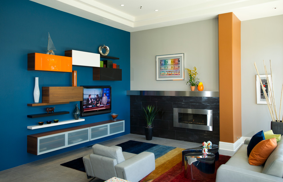 Идея дизайна: изолированная гостиная комната среднего размера в современном стиле с полом из керамогранита, горизонтальным камином и фасадом камина из металла