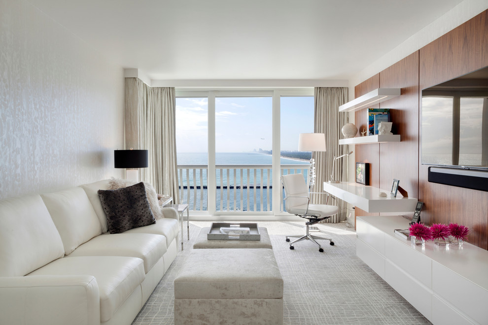 Modernes Wohnzimmer ohne Kamin mit weißer Wandfarbe, Teppichboden und TV-Wand in Miami