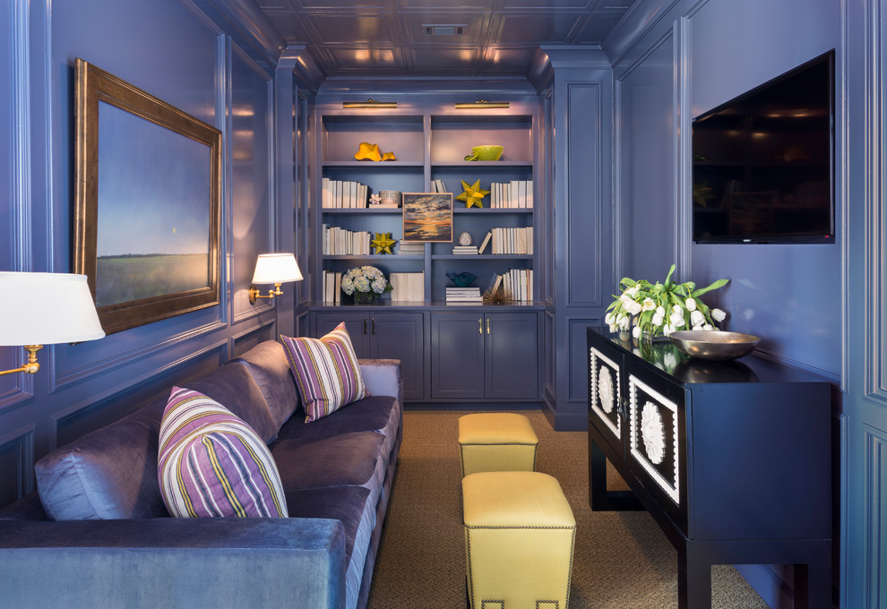 Immagine di un piccolo soggiorno design con TV a parete e pareti viola