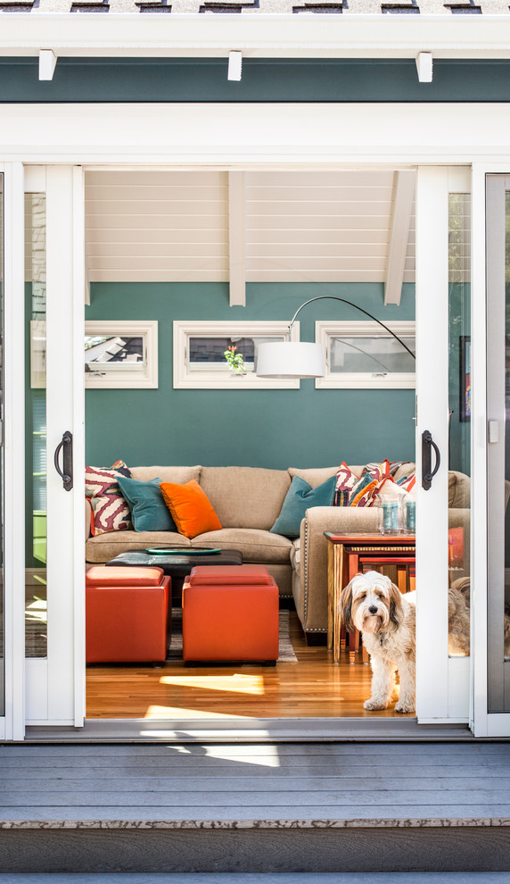 Imagen de sala de estar cerrada contemporánea de tamaño medio con paredes verdes y suelo de madera en tonos medios
