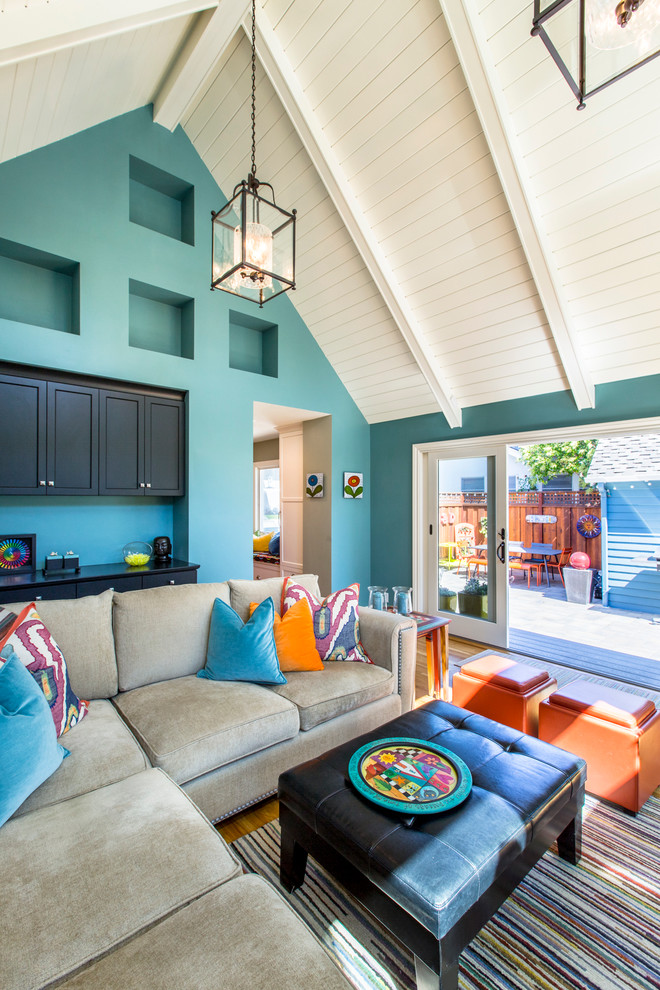 Immagine di un soggiorno classico di medie dimensioni e chiuso con pareti blu, pavimento in legno massello medio e TV a parete