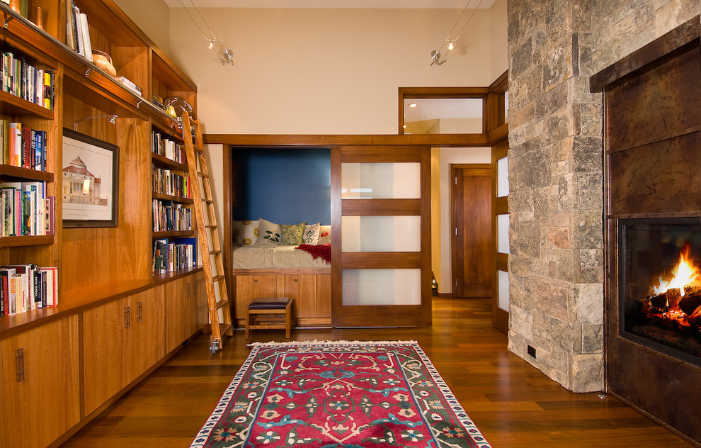 На фото: гостиная комната:: освещение в современном стиле с с книжными шкафами и полками с