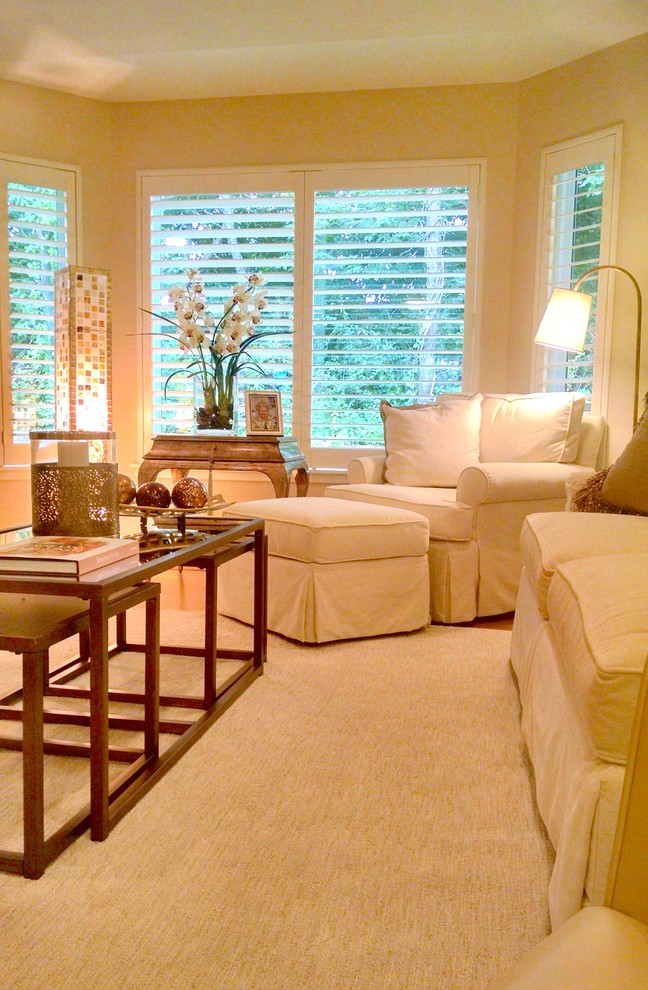 Modelo de sala de estar abierta contemporánea de tamaño medio con paredes beige y suelo de madera en tonos medios
