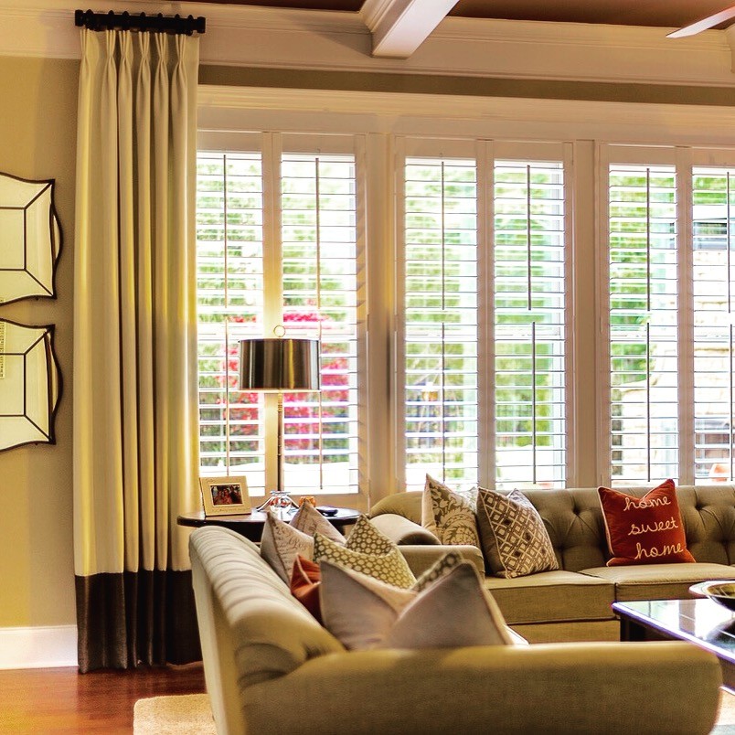 Стильный дизайн: гостиная комната среднего размера в современном стиле с желтыми стенами и темным паркетным полом - последний тренд