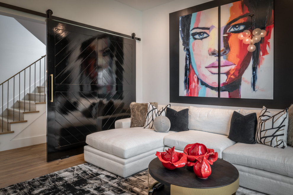 Foto di un soggiorno design di medie dimensioni e chiuso con pareti bianche, parquet chiaro, TV a parete e pavimento giallo