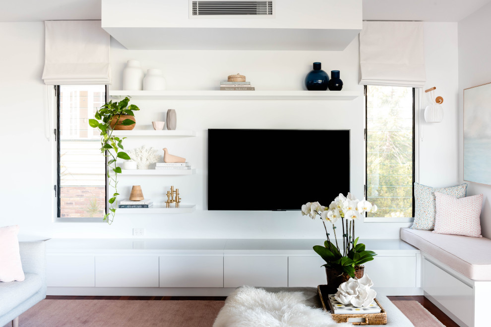 Идея дизайна: гостиная комната в современном стиле с белыми стенами, темным паркетным полом, телевизором на стене и коричневым полом