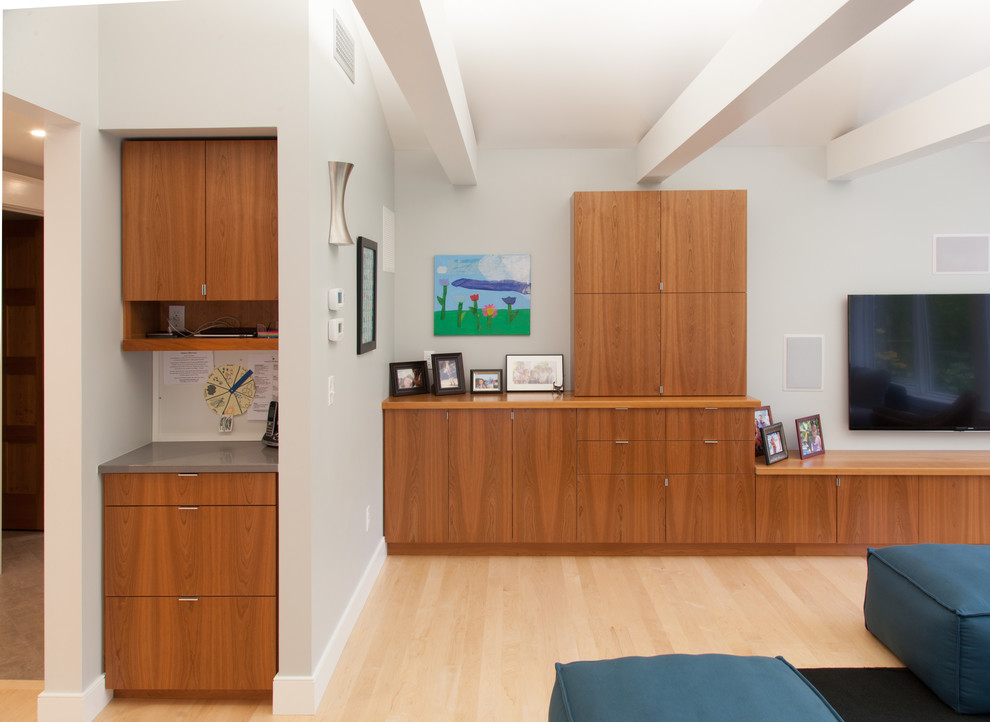 На фото: большая открытая гостиная комната в современном стиле с серыми стенами, светлым паркетным полом, телевизором на стене и бежевым полом без камина