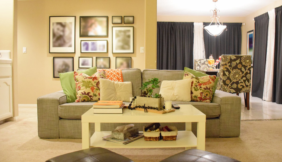 Immagine di un piccolo soggiorno minimal aperto con sala giochi, moquette, TV autoportante e pareti gialle
