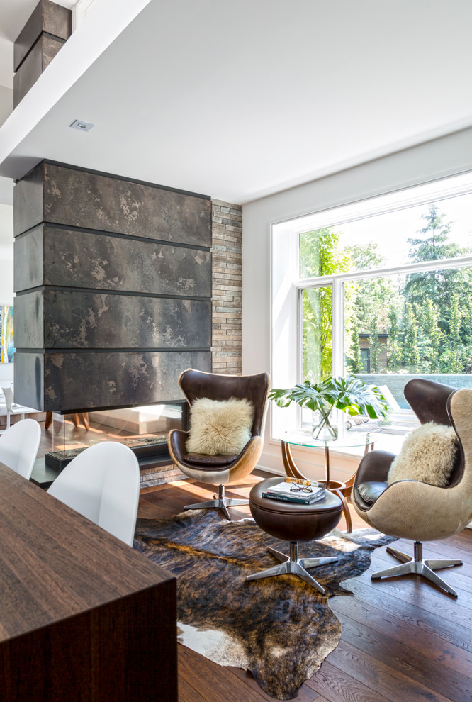 Offenes Modernes Wohnzimmer mit weißer Wandfarbe, Tunnelkamin, Kaminumrandung aus Metall und dunklem Holzboden in Toronto