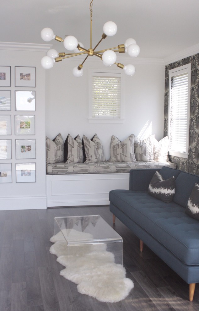 Modernes Wohnzimmer mit weißer Wandfarbe in Orange County