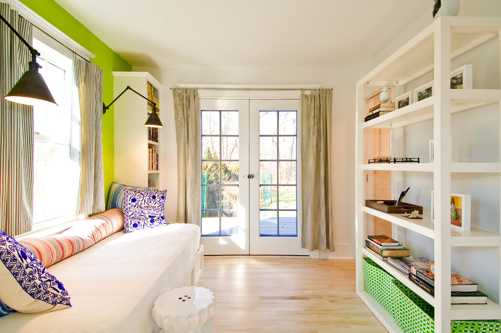 Свежая идея для дизайна: изолированная гостиная комната в современном стиле с зелеными стенами и светлым паркетным полом без камина, телевизора - отличное фото интерьера