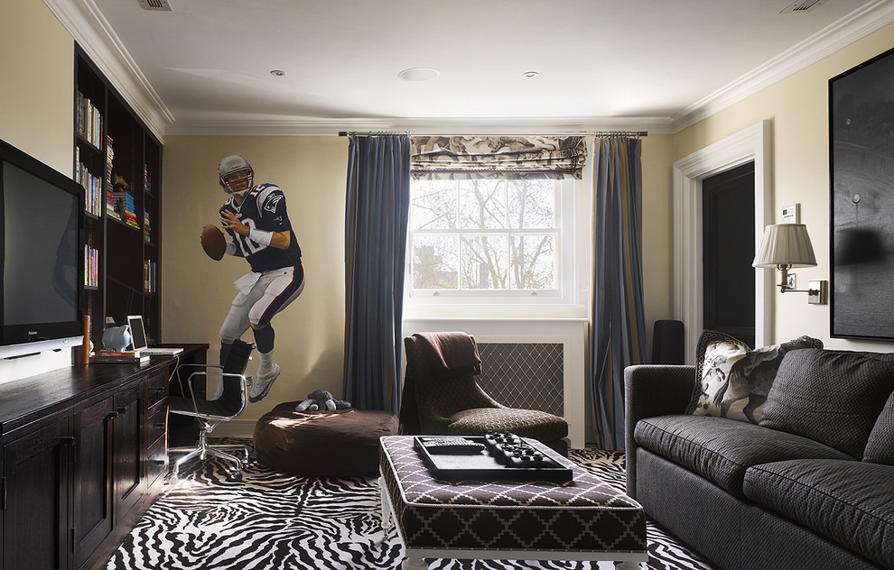 Immagine di un soggiorno design chiuso con pareti beige, moquette e TV a parete