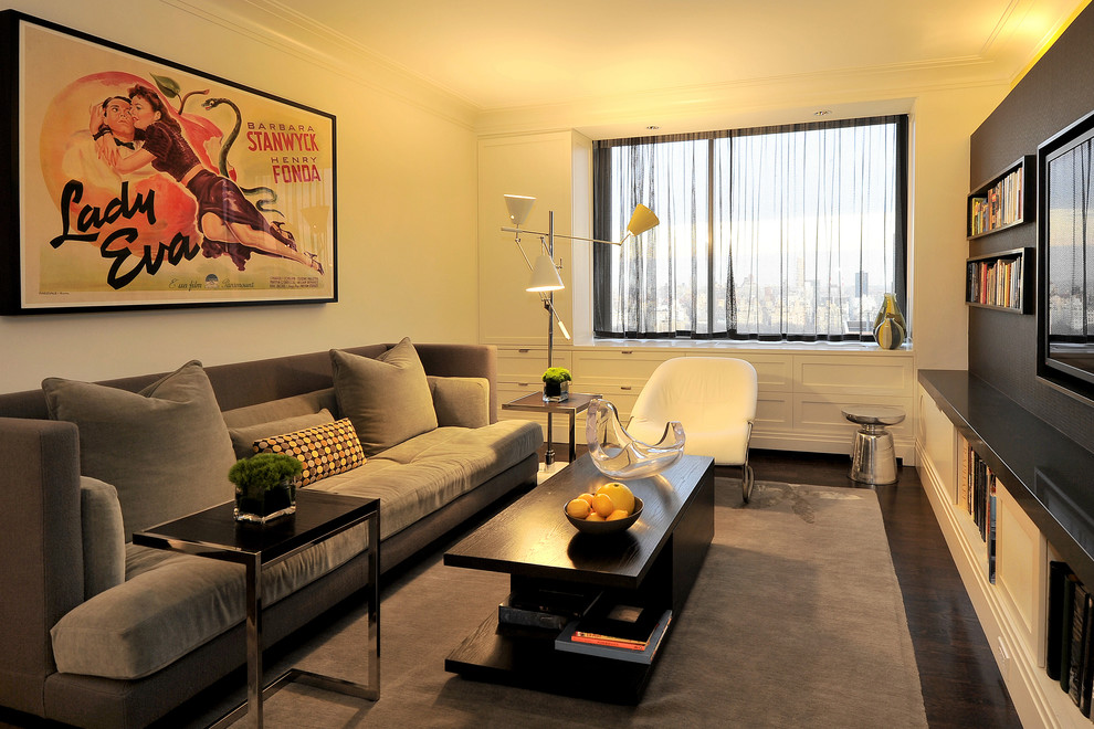 Imagen de sala de estar actual sin chimenea con paredes blancas, suelo de madera oscura y televisor colgado en la pared