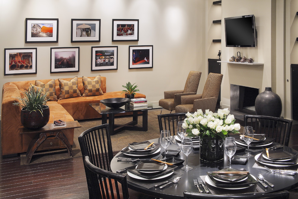 Imagen de sala de estar contemporánea con paredes beige, suelo de madera oscura, todas las chimeneas y televisor colgado en la pared