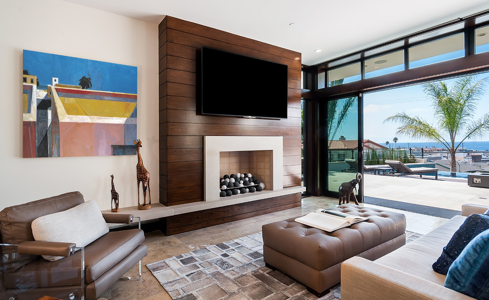 Foto di un grande soggiorno contemporaneo aperto con pareti bianche, pavimento in marmo, camino classico, TV a parete e pavimento beige