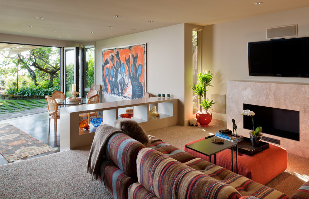 Пример оригинального дизайна: гостиная комната в современном стиле с бетонным полом и ковром на полу
