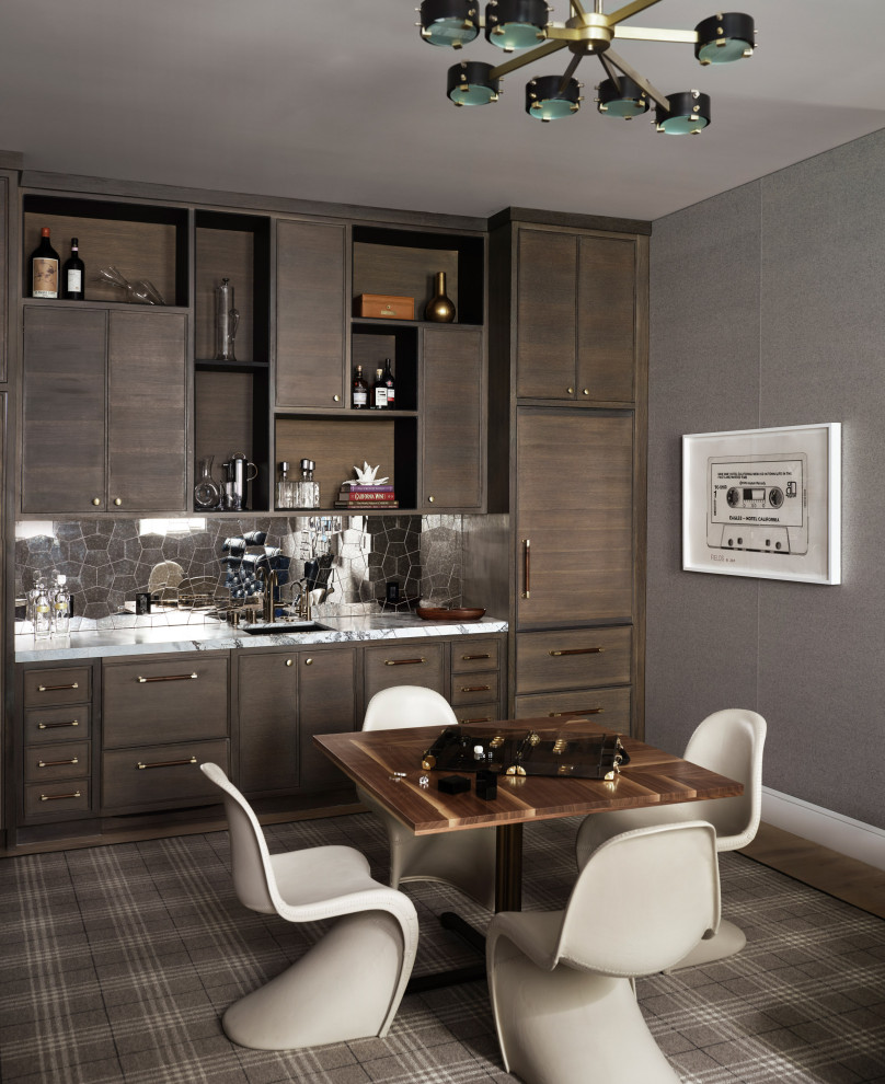 Cette image montre une salle de séjour design avec un mur gris, un sol en bois brun, un sol marron et du papier peint.