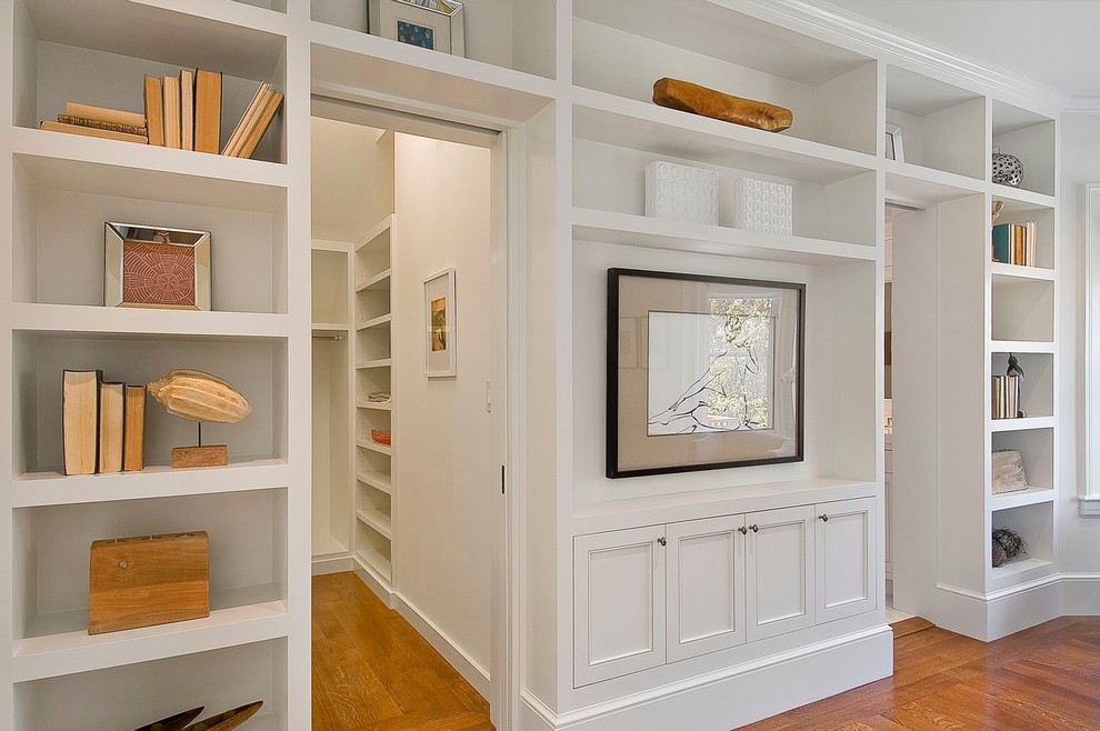 Ejemplo de sala de estar contemporánea con paredes blancas y suelo de madera en tonos medios