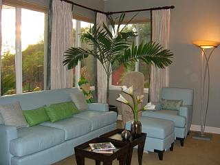 Imagen de sala de estar abierta clásica grande con paredes grises y pared multimedia