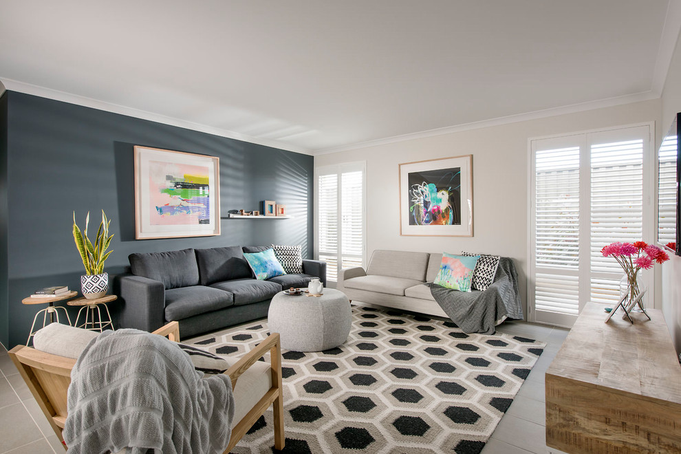 Modelo de sala de estar abierta contemporánea de tamaño medio con paredes grises, televisor colgado en la pared, suelo de baldosas de cerámica y suelo gris
