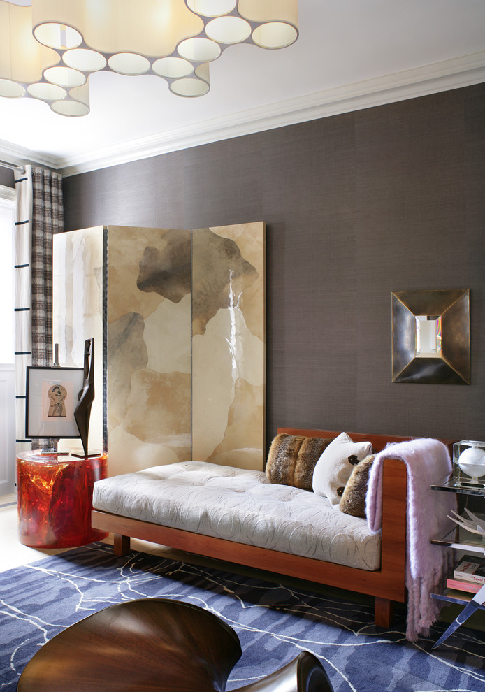 Fernseherloses, Offenes Modernes Wohnzimmer mit grauer Wandfarbe in New York