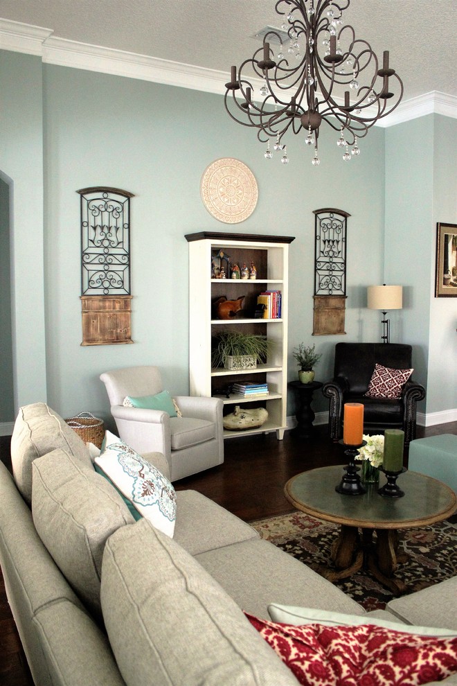 Imagen de sala de estar abierta actual grande sin chimenea y televisor con paredes verdes y suelo de madera oscura
