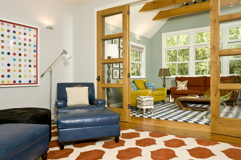 Modelo de sala de estar actual con suelo de madera en tonos medios