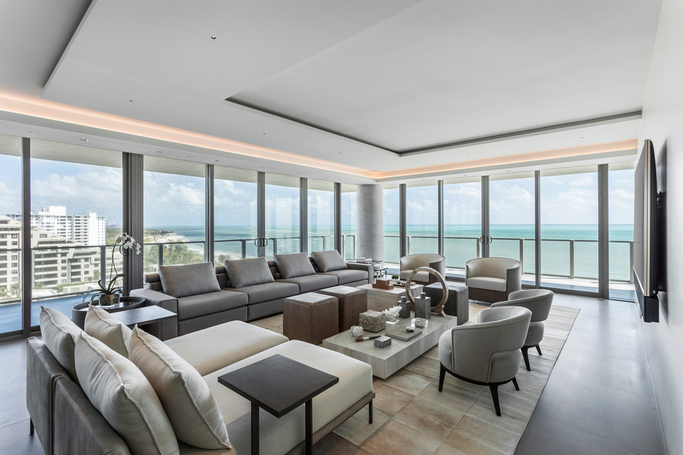 Offenes Modernes Wohnzimmer ohne Kamin mit TV-Wand, grauem Boden und weißer Wandfarbe in Miami
