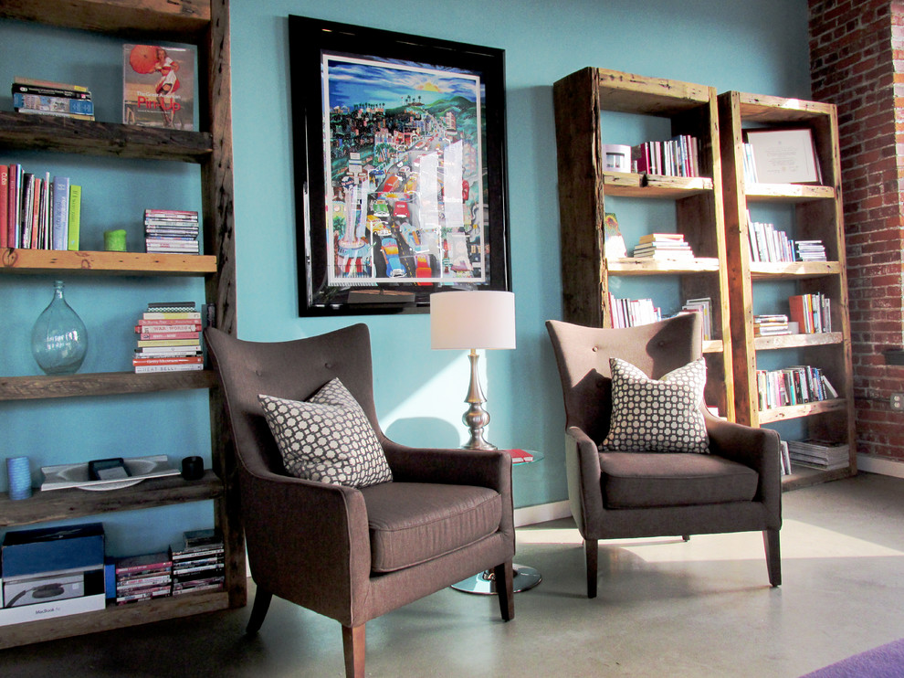 Esempio di un piccolo soggiorno design aperto con pareti blu e pavimento in cemento
