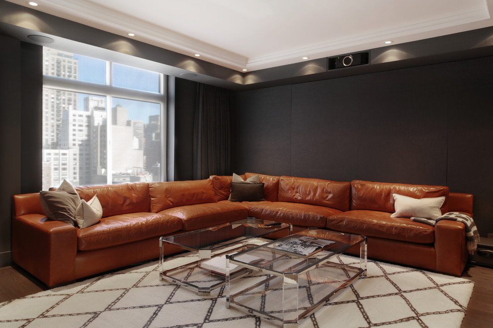 Diseño de sala de estar actual con paredes negras, suelo de madera en tonos medios y suelo marrón
