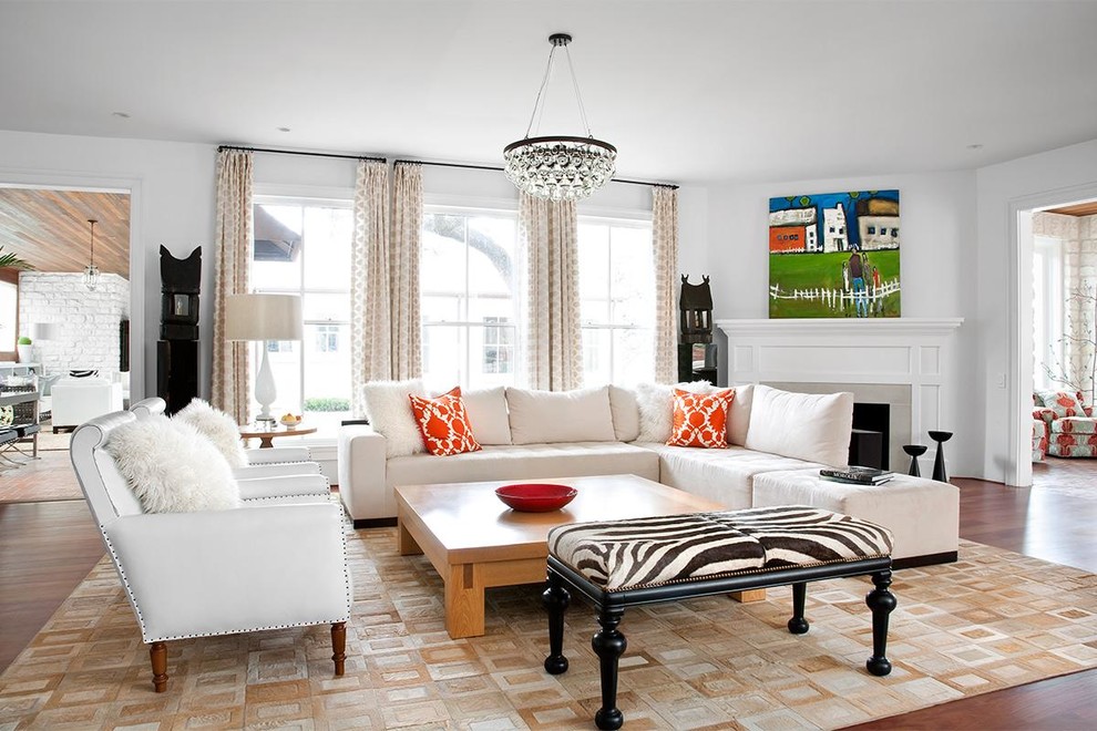 Ejemplo de sala de estar actual con paredes blancas, suelo de madera oscura, chimenea de esquina y alfombra