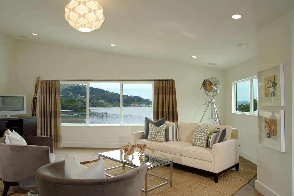 Immagine di un soggiorno contemporaneo con pareti beige e TV autoportante