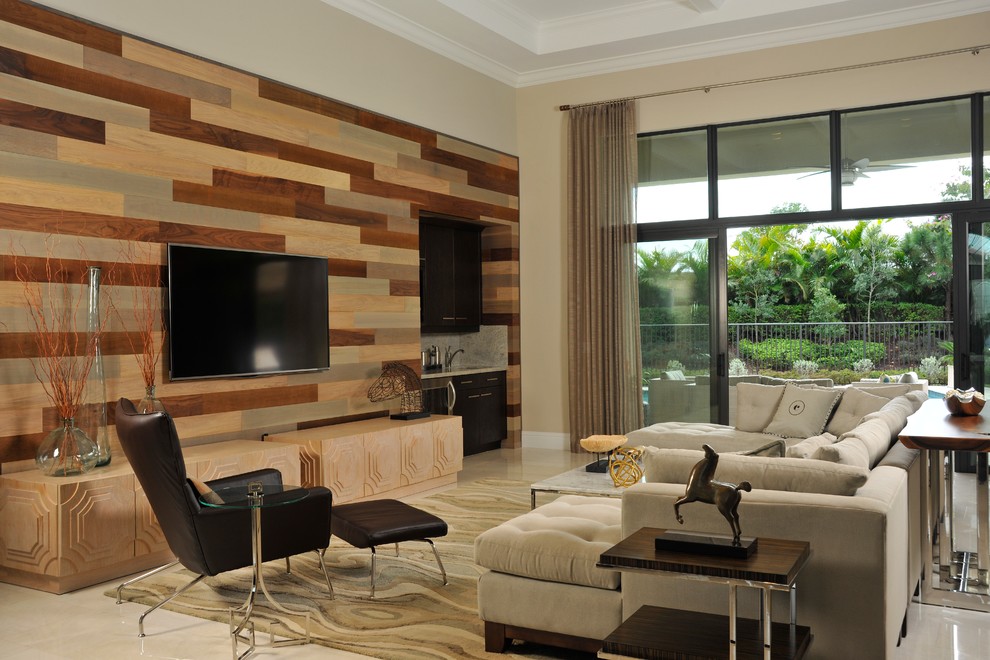 Aménagement d'une salle de séjour contemporaine avec un mur beige et un téléviseur fixé au mur.